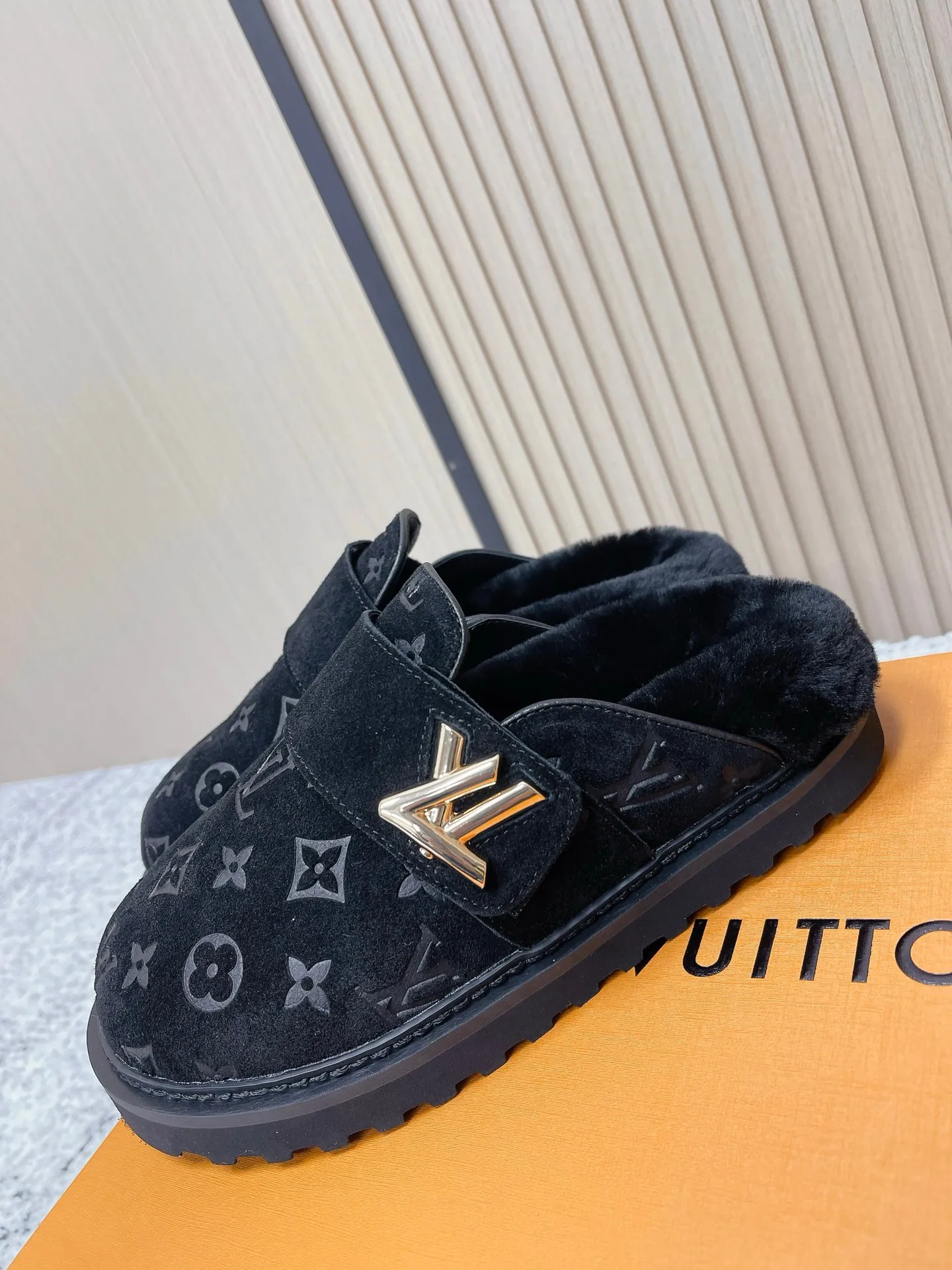 [L Home] P: 500💰 Size: 35-46 (female 40.41, male 45 46 custom-made) Top version Louis vuitton Lv top version LV couple's wool slippers New couple's Birkenstock slippers Cute and loveable, the foot feel is not too good Simple and high-end Sling-hee design Ready to wear and go Good news for lazy people Upper imported cowhide/imported old floral cloth Original hardware buckle, original molded high-density foam outsole. Fabric: Yangjing/classic jacquard fabric. Lining: imported wool lining. Sole: original foam combination sole.